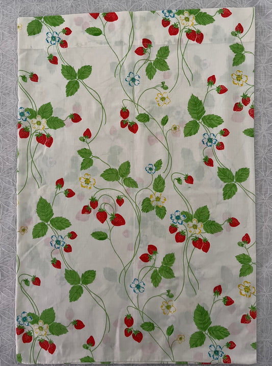 1979 Vintage Very Berry Vintage Cannon Monticello Cottage Core Strawberry Vine Pillow Case - Standard Size 20x30 inches