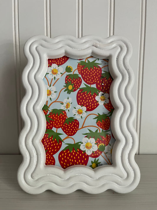 White Scalloped Wiggle MDF Picture Frame - 5.4x7.4” with Strawberry Postcard - Holds 4x6” Photo