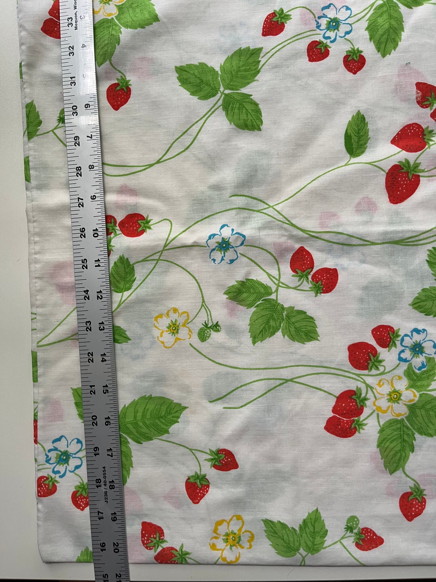 1979 Vintage Very Berry Vintage Cannon Monticello Cottage Core Strawberry Vine Pillow Case - Standard Size 20x30 inches