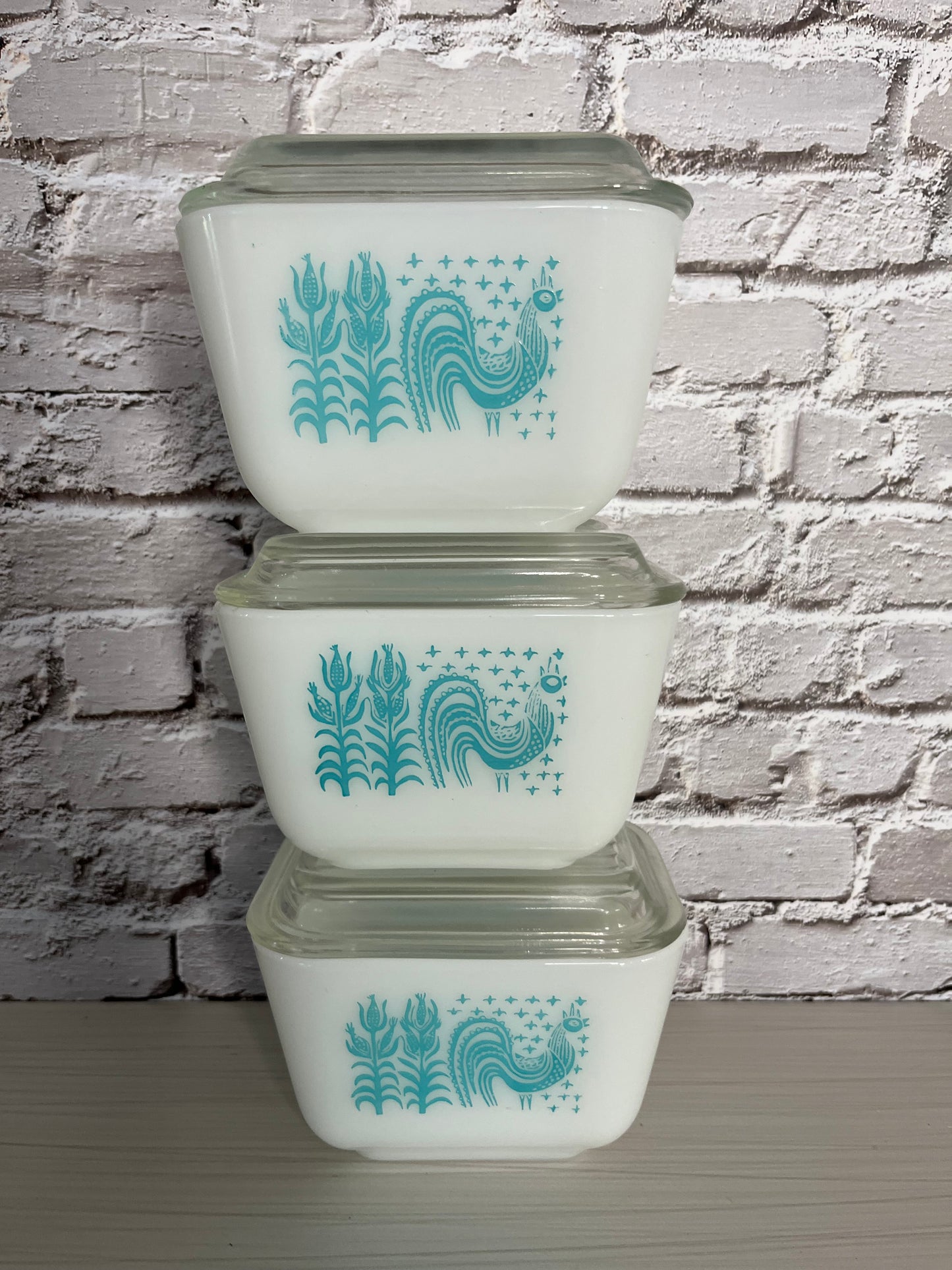 1950s Pyrex Amish Butterprint Mini Refrigerator Dish with Lid – Turquoise & White, 501B