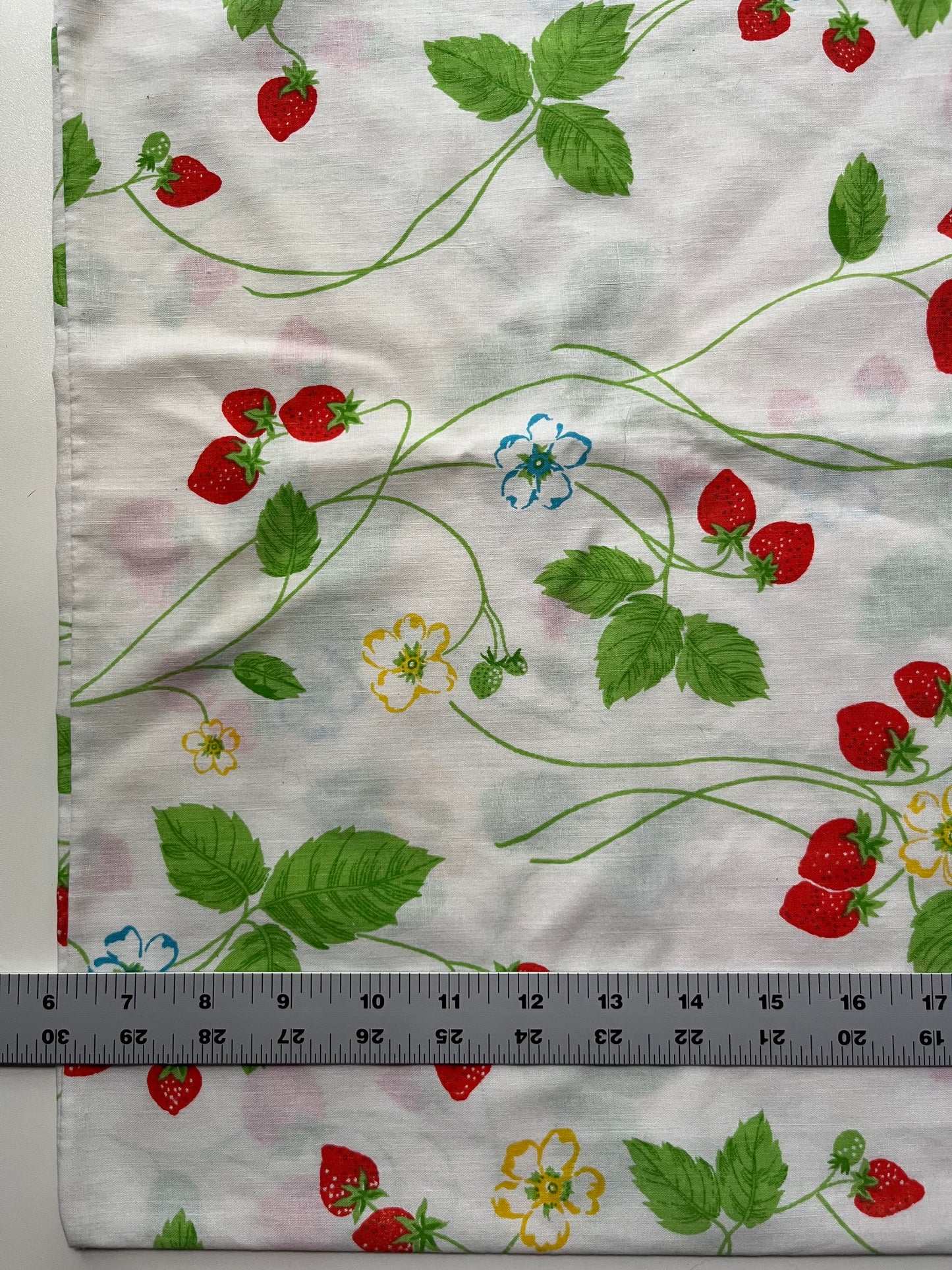 1979 Vintage Very Berry Vintage Cannon Monticello Cottage Core Strawberry Vine Pillow Case - Standard Size 20x30 inches