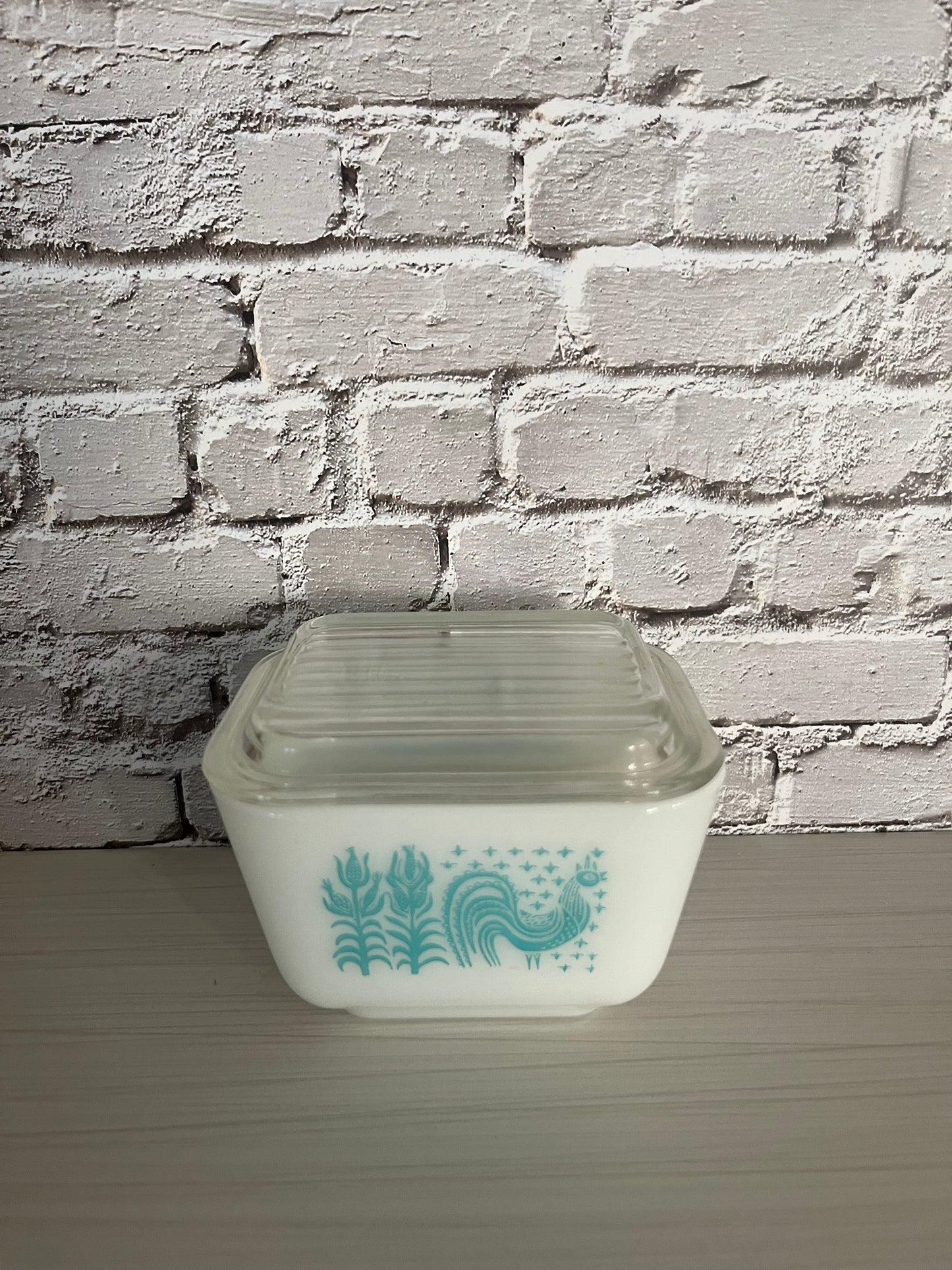 1950s Pyrex Amish Butterprint Mini Refrigerator Dish with Lid – Turquoise & White, 501B