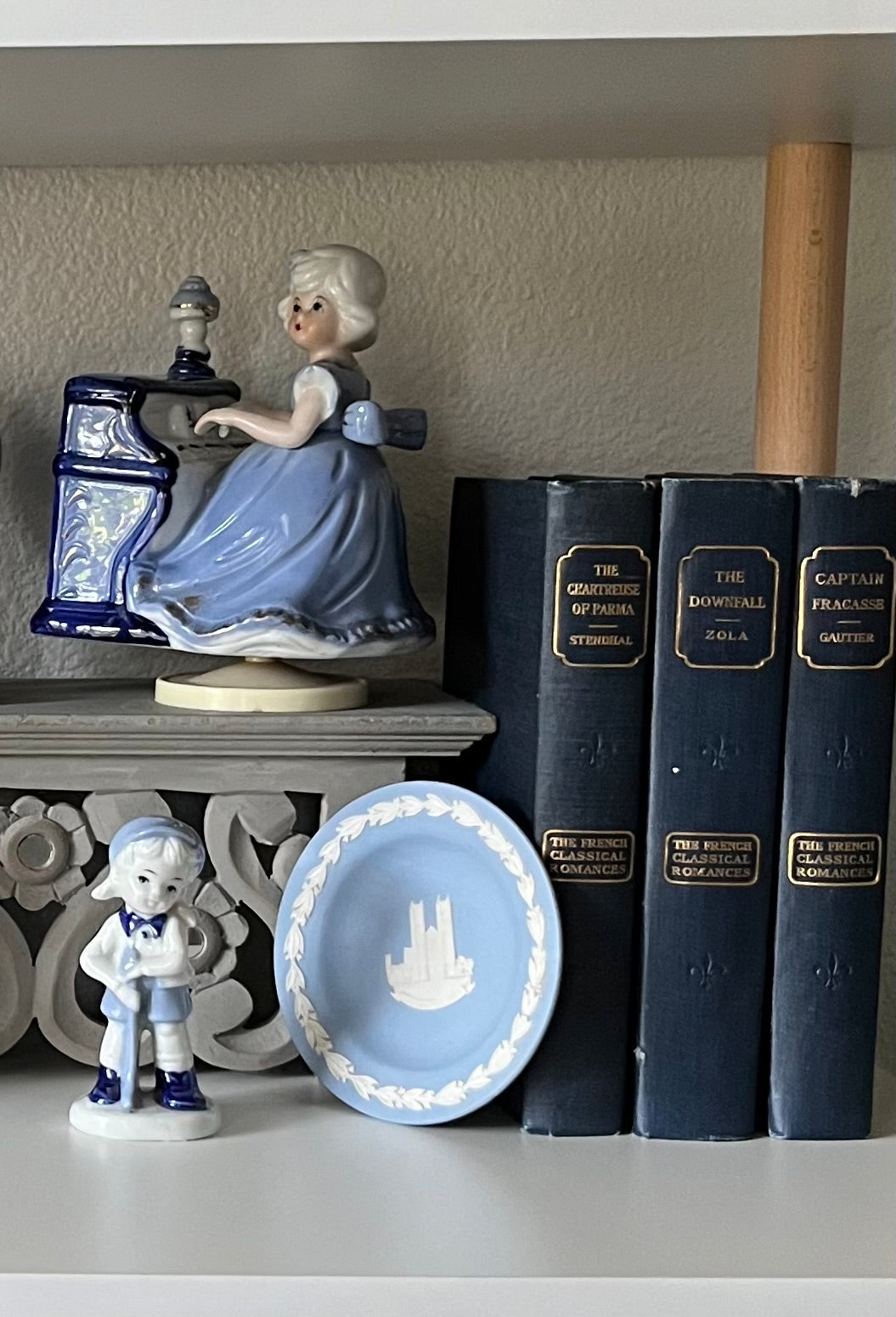 Vintage Blue and White Wedgwood Jasperware 4" Dish Plate with Westminster Abbey Motif Neoclassical Style