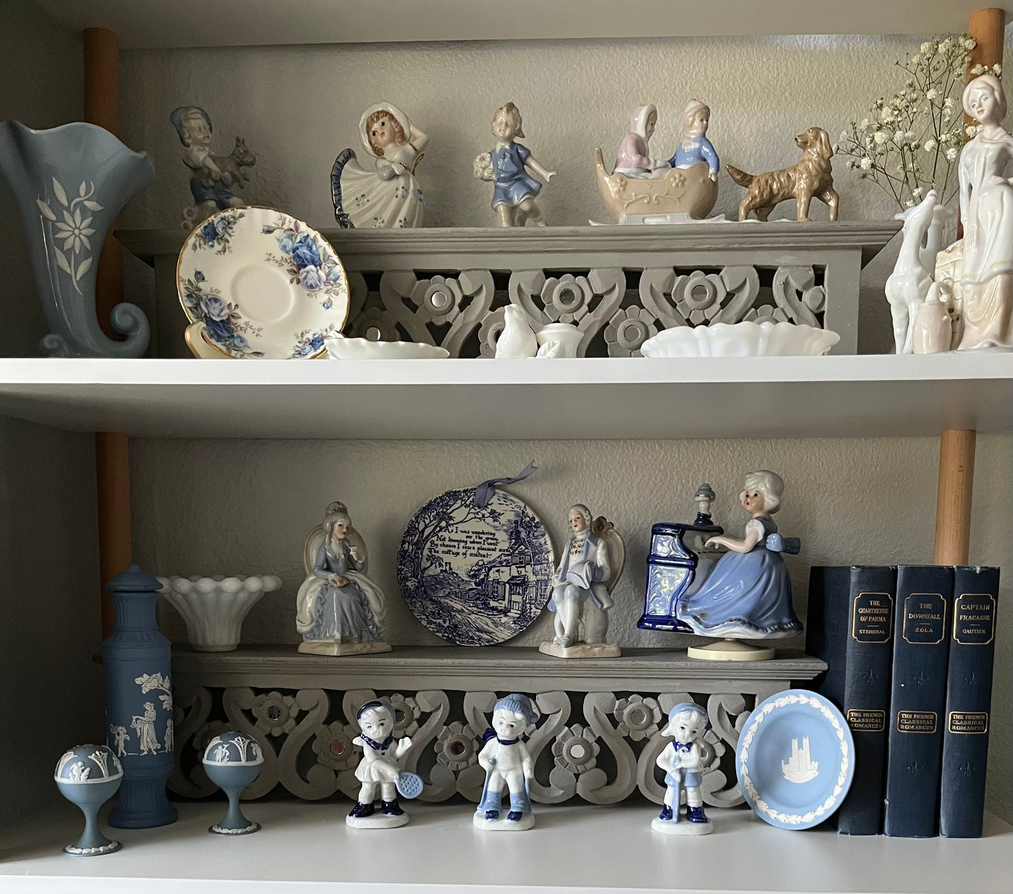 Vintage Blue and White Wedgwood Jasperware 4" Dish Plate with Westminster Abbey Motif Neoclassical Style